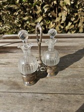 Huilier vinaigrier en argent massif minerve et bouteilles en verre.