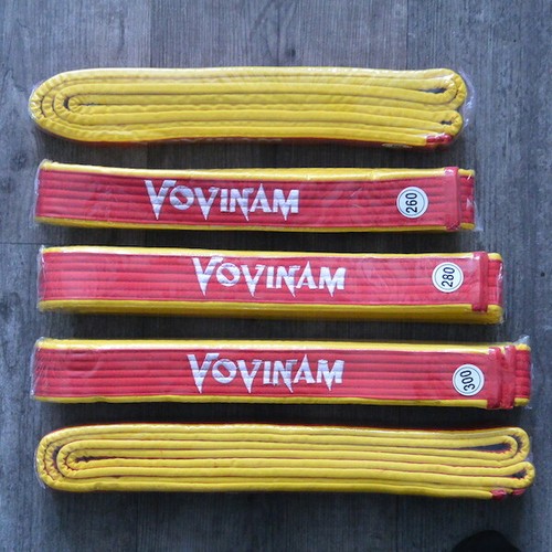 Ceinture rouge bordée - , de