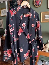 veste kimono noire et fleurie