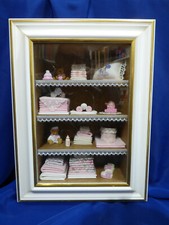 VITRINE MINIATURE MURALE. LINGE SUR ETAGERES ET ACCESSOIRES. DELON. REF 7061