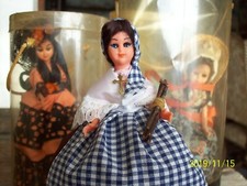  11 Poupées des régions, anciennes trés propres mais boites abimées