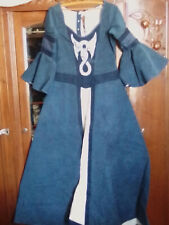 Robe médiéval fantastique bleue et blanche motif dragon 