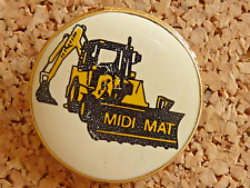 pin's pins badge automobile.  tracteur. TRACTO-PELLE  MIDI MAT.  MONTALZAT
