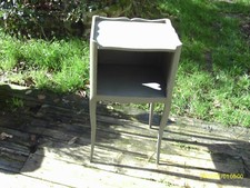 Table de nuit en chêne patiné gris de style Louis XV