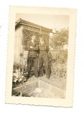PHOTO 1947 1948 A l'armée dans le jardin cabane bois militaire uniforme fleur