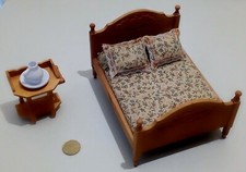 COLLECTION LIT MAISON DE POUPEE AVEC TABLE DE CHEVET  EN BOIS ET CRUCHE