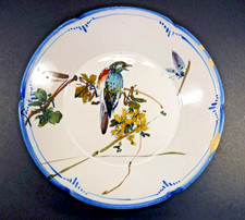 Assiette peinte polychrome