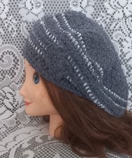 BONNET BERET FEMME  GRIS  ET BLANC  EN LAINE VELOURS  FAIT MAIN AU CROCHET