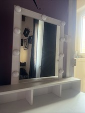 Coiffeuse blanche avec miroir éclairé