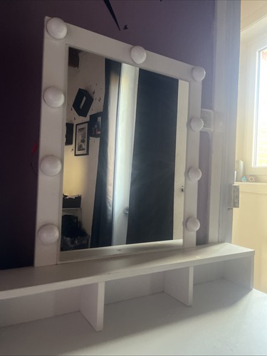 Coiffeuse blanche avec miroir