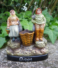 TERRE CUITE SOUVENIR DE BORD DE MER - COUPLE DE PÊCHEURS PORTE-ALLUMETTES DIEPPE