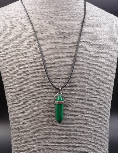 Collier avec pendentif pointe