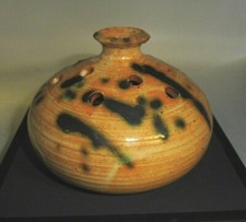 VASE pique fleurs  e n grès  signé  LB  MOUSTIERS