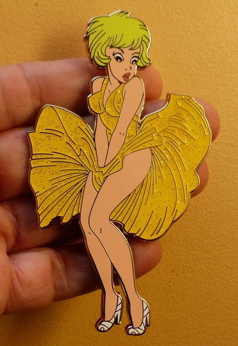 Grand pins pin natacha - pin's, comme