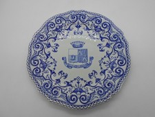 1278 ) ASSIETTE ARMOIRIES " JUSQU'A MOURIR .. "  EN FAIENCE DE GIEN 1866 / 1875