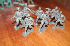 SOLDATS PLASTIQUE WWII  X 7 échelle autour du 1/43  TRES BON ETAT, voir photos.