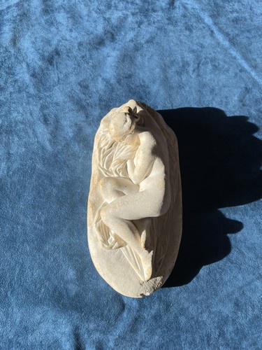 Femme nue couchée plâtre