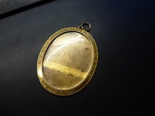 grand cadre or gravé 14 K pour miniature,XVIIIème, fond laiton et verre bombé