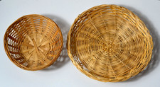 Lot de deux corbeilles en raphia, bon état, 25 et 17 cm de diamètre