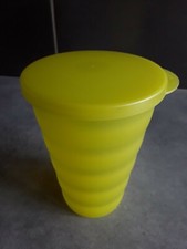 2 très grands verres avec couvercle Tupperware