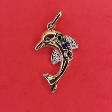 Pendentif dauphin avec pierres strass de couleur plaqué or jaune 18k et poinçon.