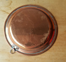 Ancien plat rond en cuivre rouge intérieur étamé et anneau de suspension