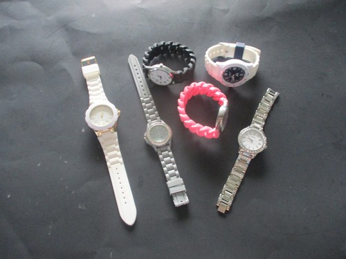 Woman watches fossil - 6, 1