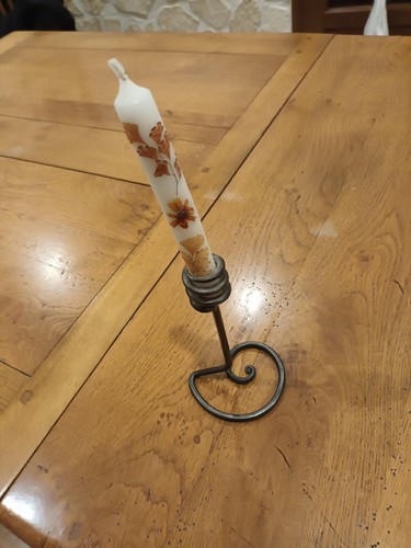 Bougeoir artisanal avec bougie