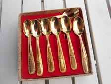7 petite cuillères en métal doré