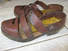 PAIRE DE GALOCHES ANCIENS SABOTS BOIS ET CUIR NEUVES