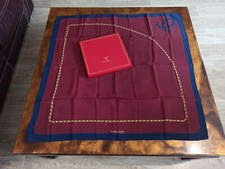 Très beau foulard carré de