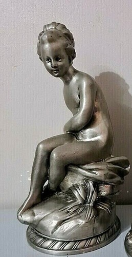Ancienne belle statue jeune - ancienne,
