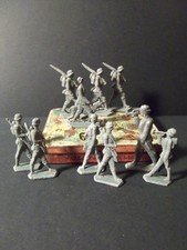 10 soldats de plomb anciens