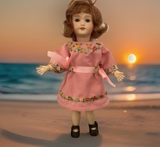 Robe Rose Brodée Pour Poupée