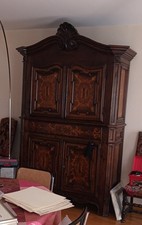 Grande armoire en noyer à fronton mouvementé