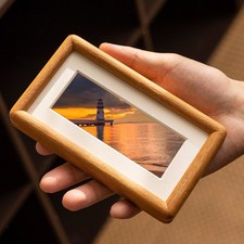 Cadre photo en bois massif avec joint tenon mortaise 8 par 15 cm finition noyer