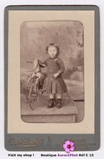 FILLETTE AVEC UN JOUET