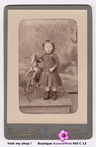 Fillette avec jouet - avec, un