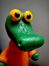 Ancien crocodile en plastique