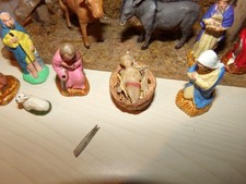 Santon creche devineau ht 6cm avec jesus en cire dans son lit d'une NOIX DETAILS