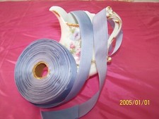 Ancien et beau ruban en soie bleu ciel. Vendu au mètre. Années50. Réf : n°205