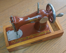 MACHINE A COUDRE JOUET ANCIEN