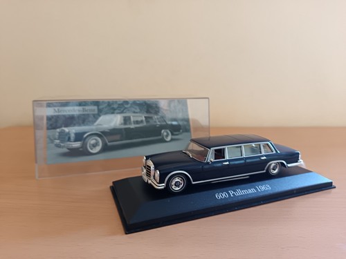 Ixo voiture mercedes - 1/43,