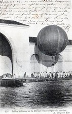 CPA 83 CERTAINEMENT TOULON BALLON MILITAIRE DE LA MARINE REMORQUE PAR DES MARINS