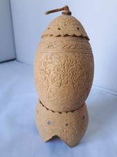 Oeuf en bois sculpté à