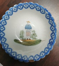 Plat en faïence de Charolles