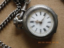 MONTRE GOUSSET de COL en argent en parfait état de marche avec sa chaîne de cou