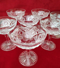 7 COUPES à CHAMPAGNE, VERRES en CRISTAL TAILLE, BACCARAT, SAINT LOUIS ?