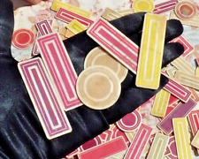 JEU ANCIEN, LOT de 153 JETONS en os gravé et de diverses couleurs XIXe