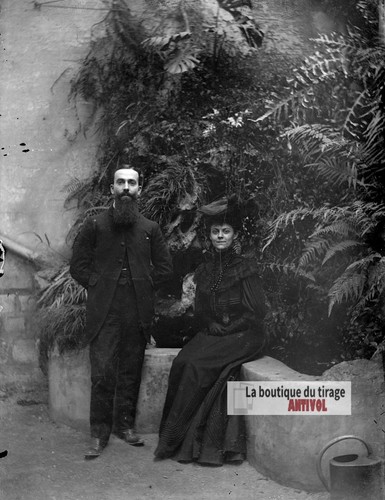 Couple élégamment vêtu